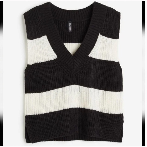 ✨24HR SALE!✨ H&M Divided Stripe Sweater Vest - Picture 1 of 7